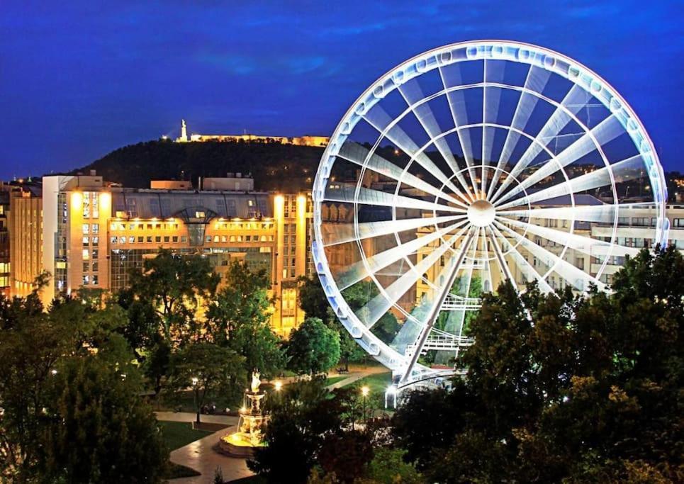 Skytop Modern Condo In Heart Of Downtown Budapeşte Dış mekan fotoğraf