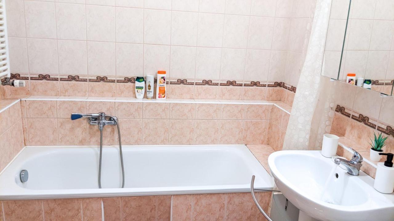 Skytop Modern Condo In Heart Of Downtown Budapeşte Dış mekan fotoğraf
