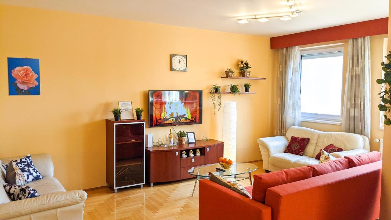 Skytop Modern Condo In Heart Of Downtown Budapeşte Dış mekan fotoğraf