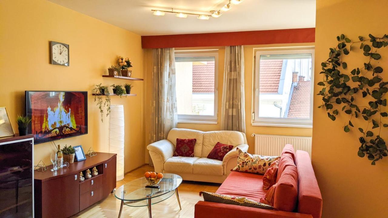 Skytop Modern Condo In Heart Of Downtown Budapeşte Dış mekan fotoğraf